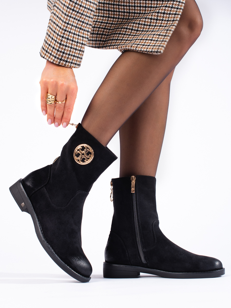 Levně Designové černé kotníčkové boty dámské na plochém podpatku