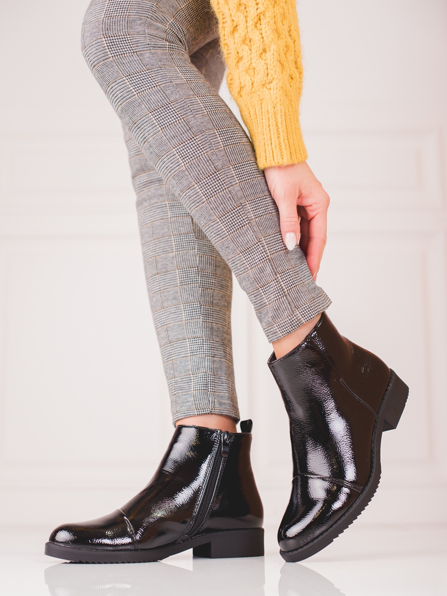 Levně Designové dámské kotníčkové boty černé na plochém podpatku