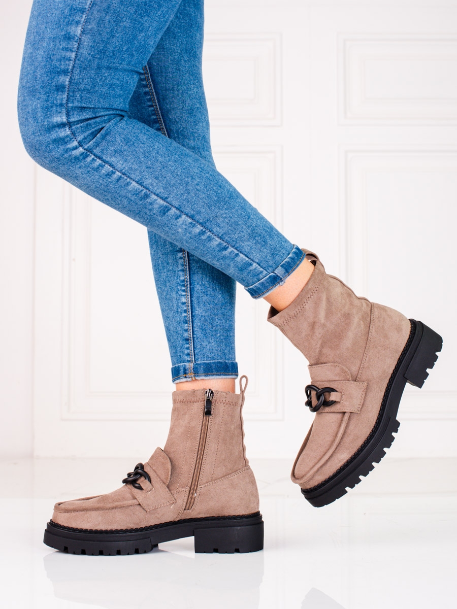 Levně Designové dámské kotníčkové boty hnědé na plochém podpatku