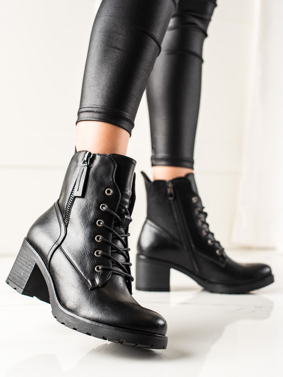 Exkluzívní černé dámské kotníčkové boty na širokém podpatku