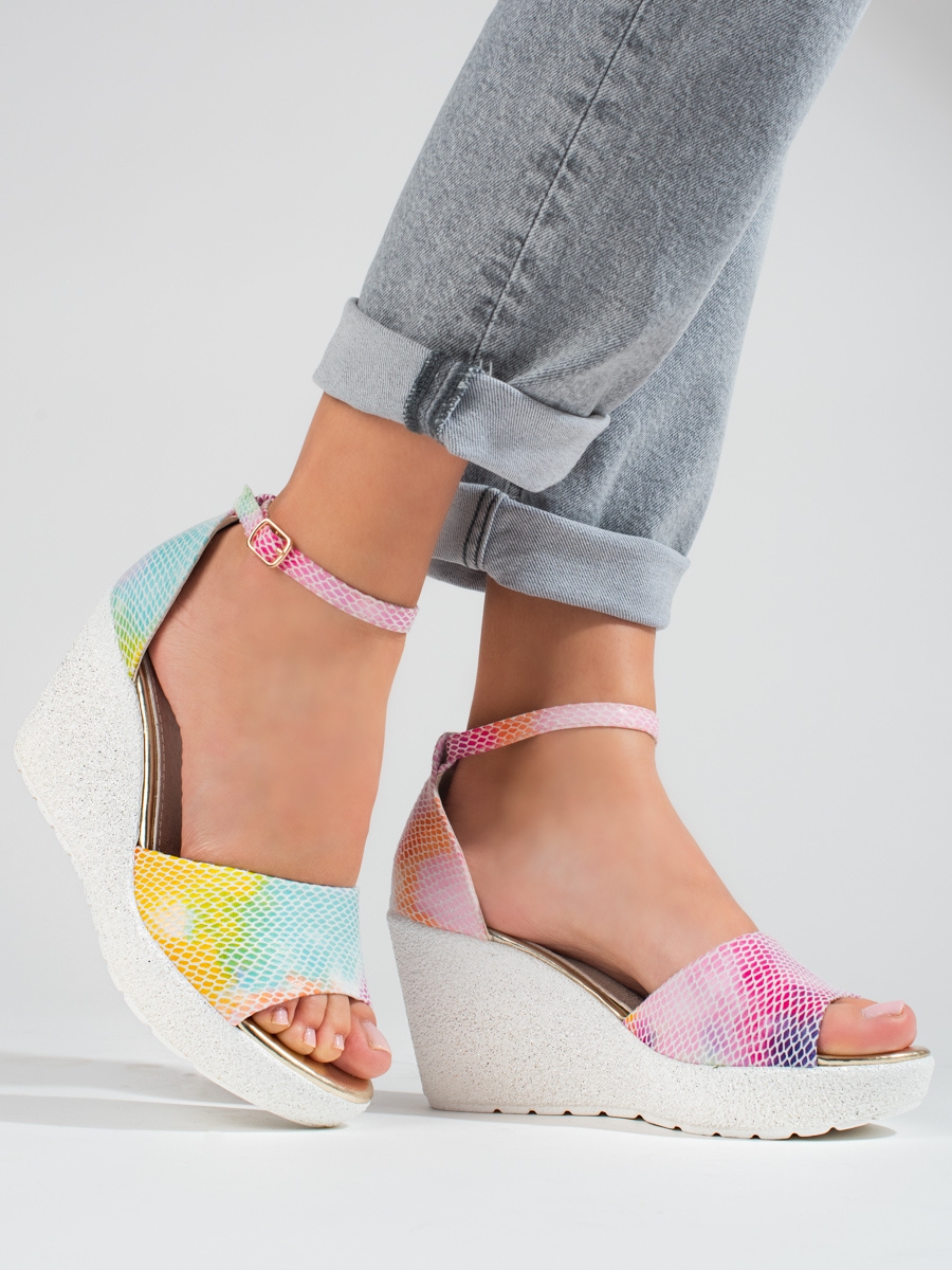 Levně Exkluzívní vícebarevné dámské sandály na klínku