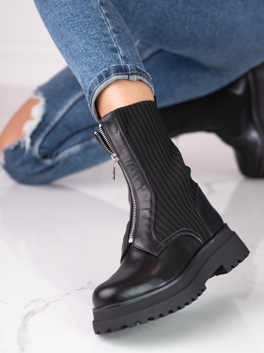 Klasické černé kotníčkové boty dámské na plochém podpatku
