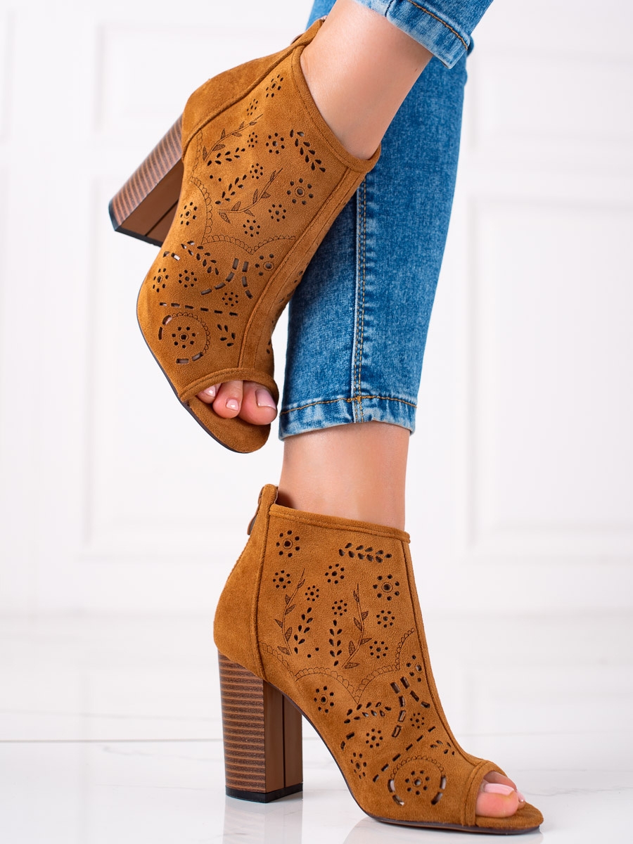 Klasické hnědé dámské kotníčkové boty na širokém podpatku