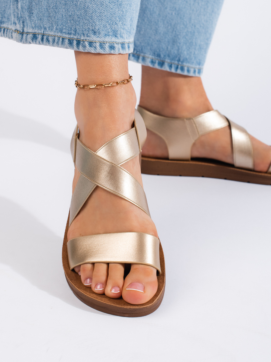 Levně Klasické zlaté sandály dámské na plochém podpatku