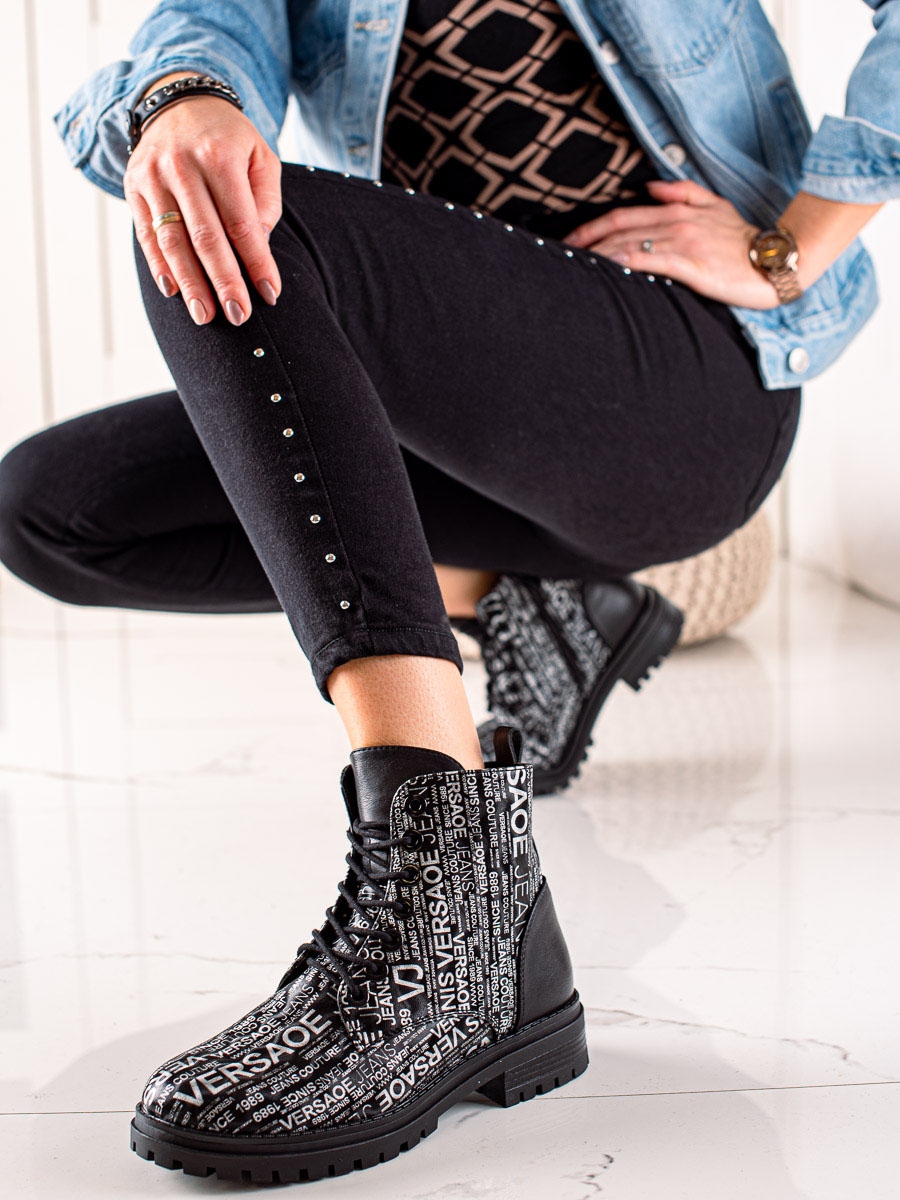 Komfortní černé  kotníčkové boty dámské na plochém podpatku