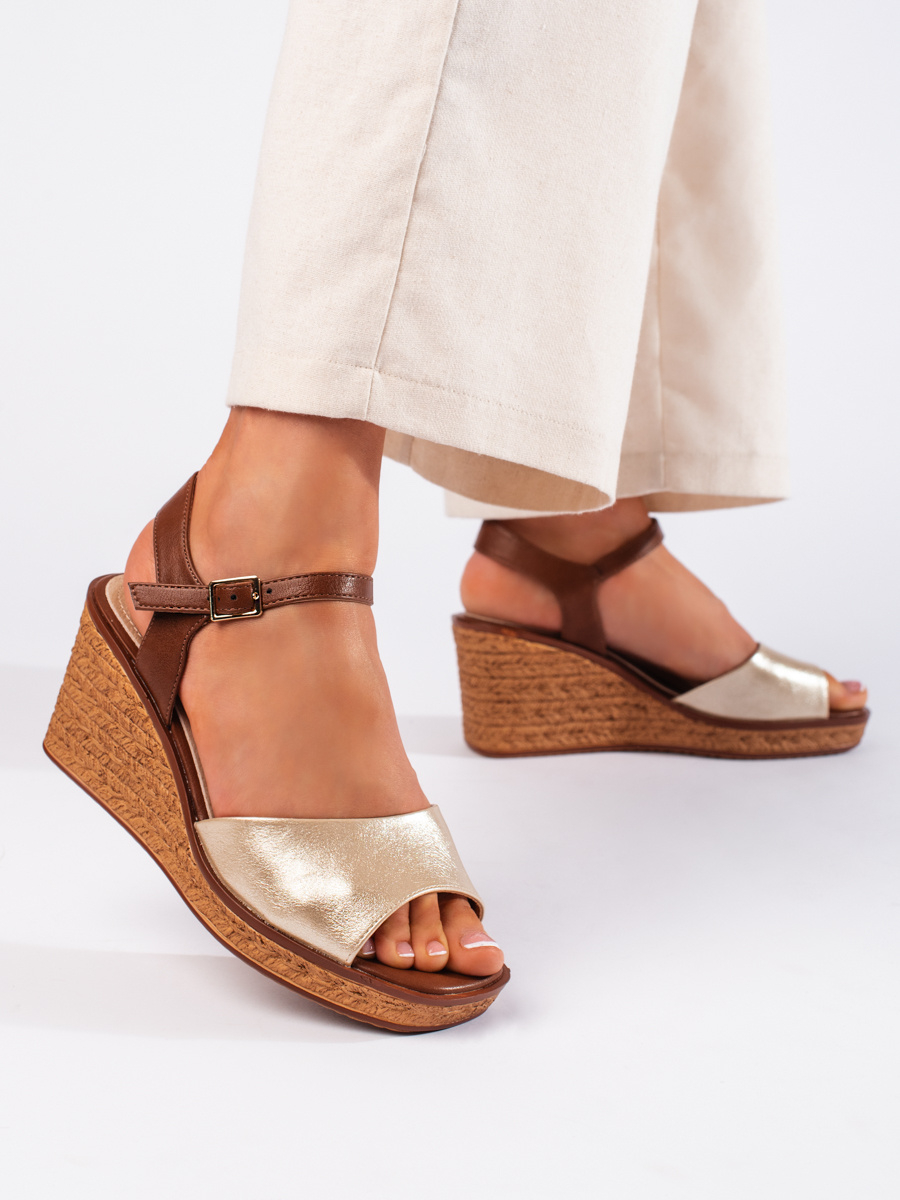 Moderní dámské sandály zlaté na klínku