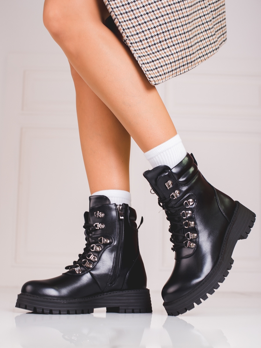 Módní dámské černé kotníčkové boty na plochém podpatku