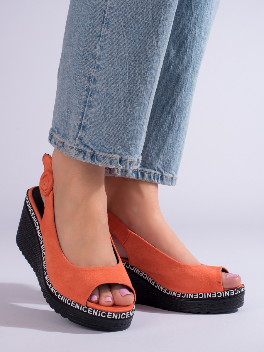 Módní dámské sandály oranžové na klínku