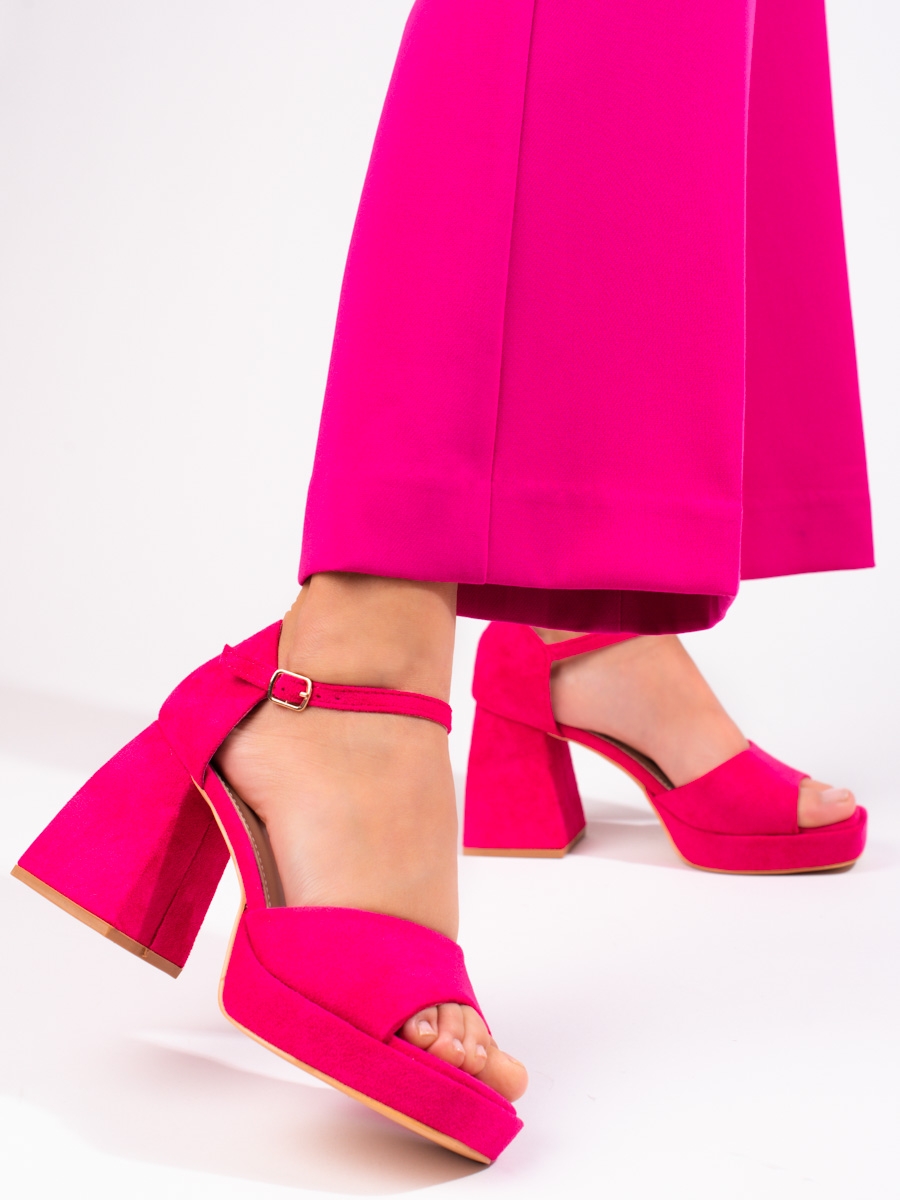 Levně Originální dámské růžové sandály
