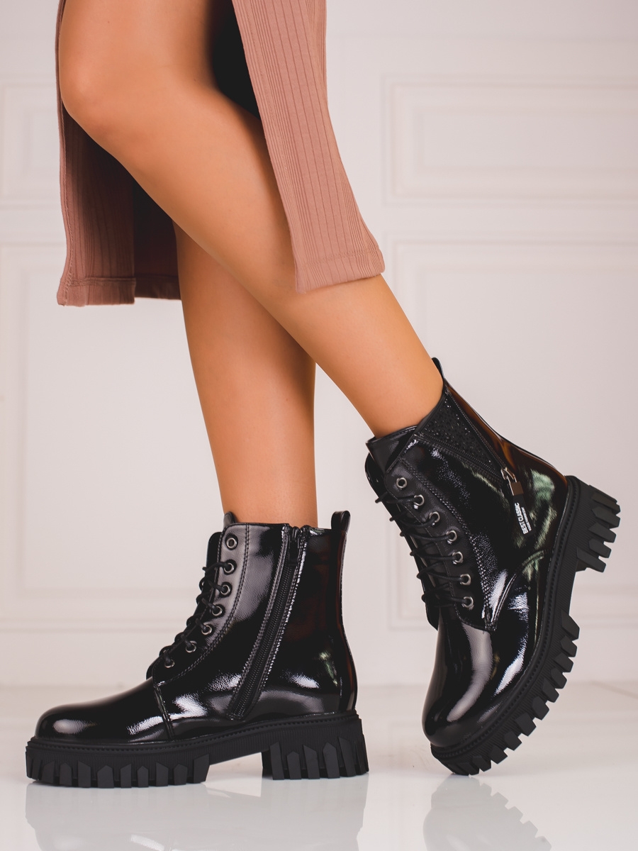 Originální  kotníčkové boty dámské černé na plochém podpatku
