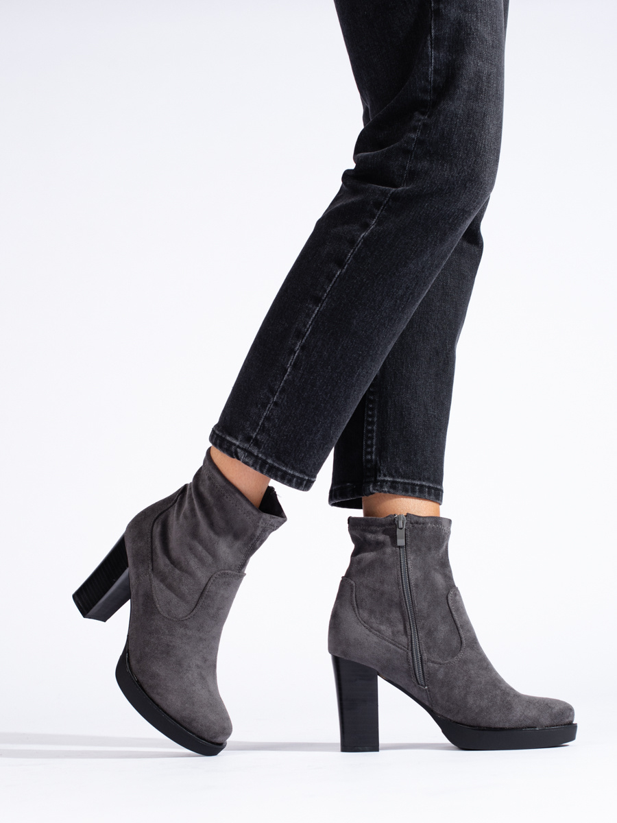 Levně Originální šedo-stříbrné kotníčkové boty dámské na širokém podpatku