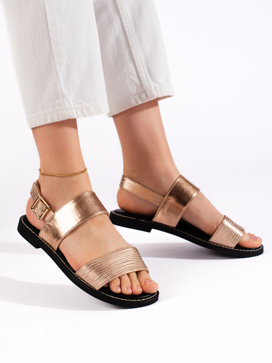 Levně Originální zlaté dámské sandály na plochém podpatku