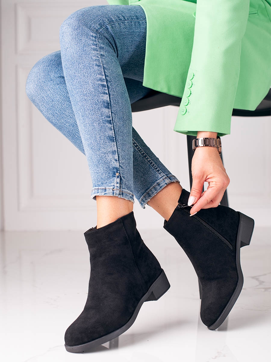 Pěkné dámské černé kotníčkové boty na plochém podpatku