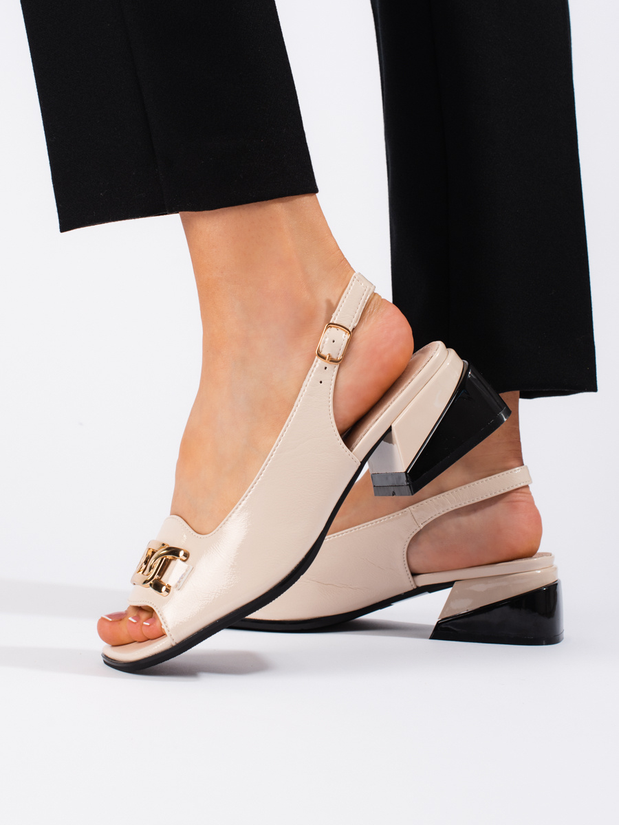 Levně Pěkné dámské hnědé sandály na plochém podpatku