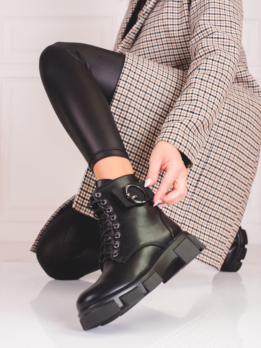 Pohodlné černé  kotníčkové boty dámské na plochém podpatku