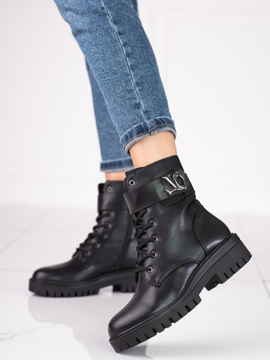 Pohodlné dámské černé  kotníčkové boty na plochém podpatku