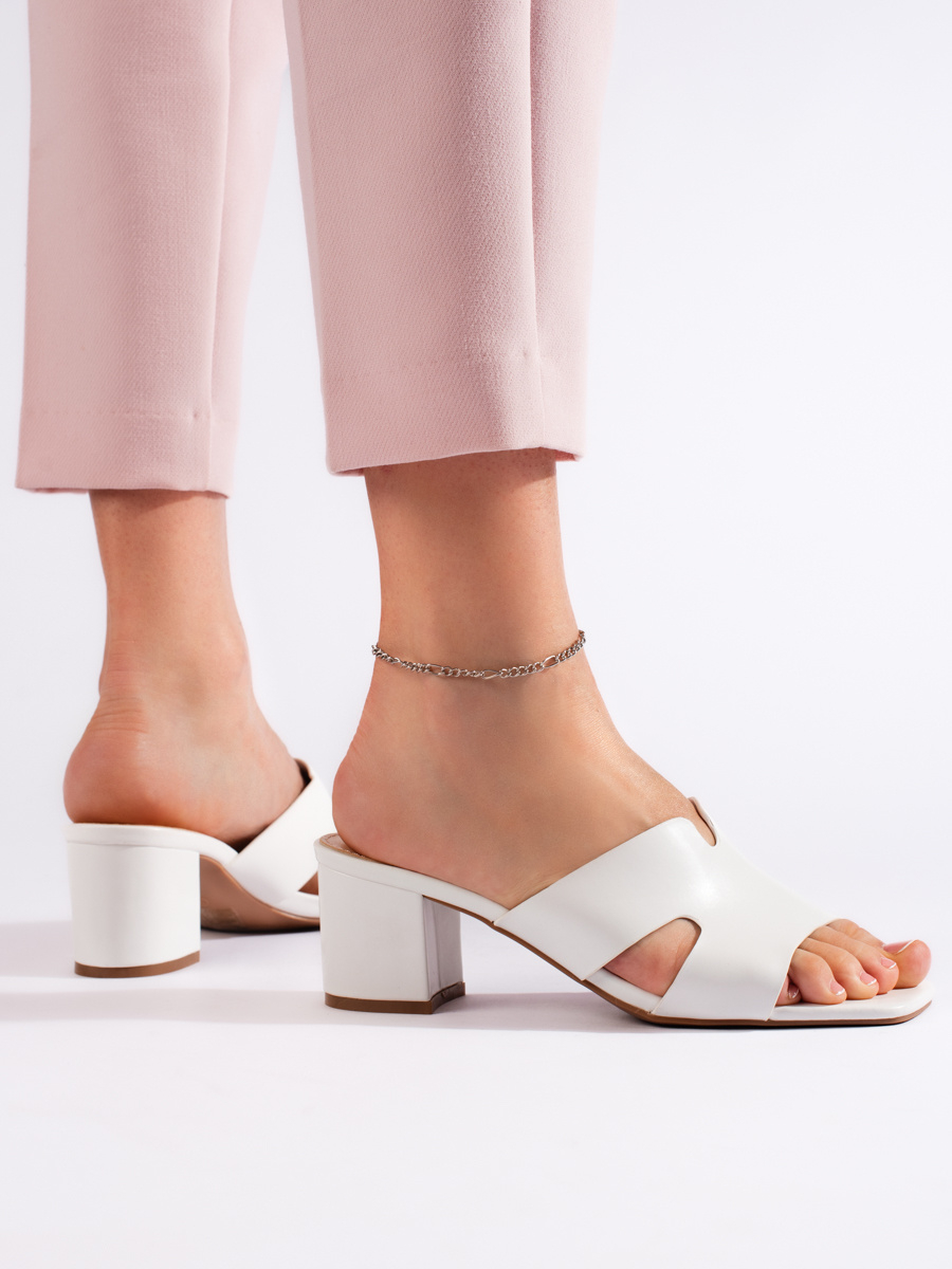 Levně Pohodlné dámské sandály bílé na širokém podpatku