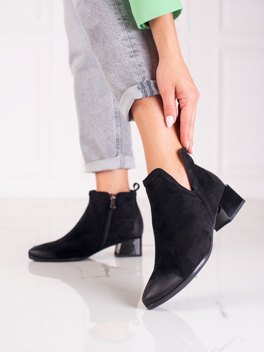 Praktické černé dámské kotníčkové boty na plochém podpatku