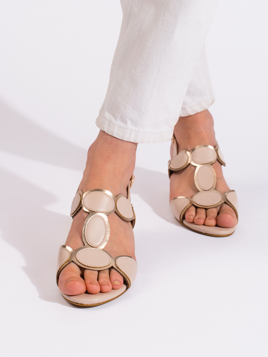 Levně Praktické hnědé dámské sandály na širokém podpatku