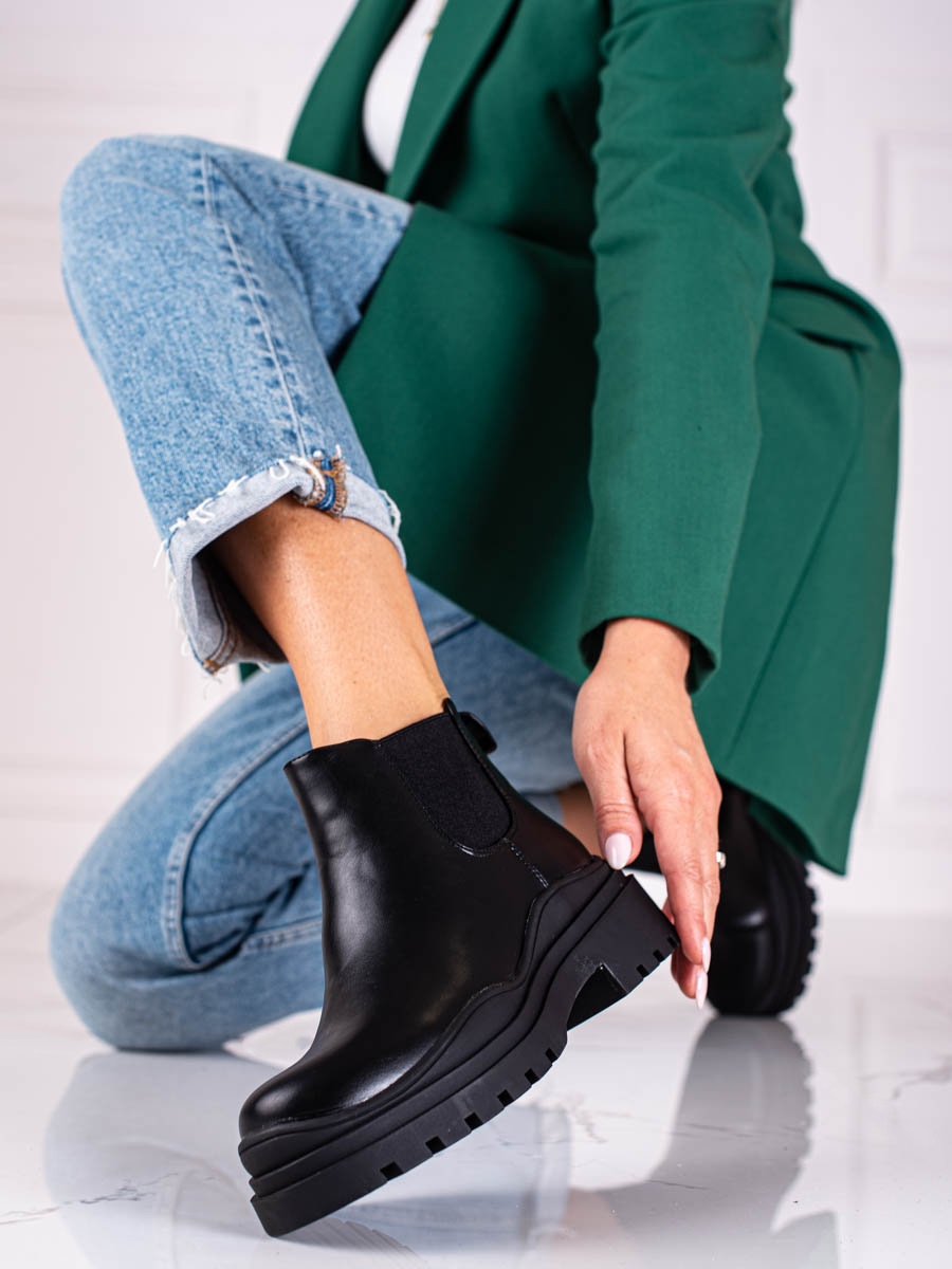 Stylové kotníčkové boty dámské černé na plochém podpatku