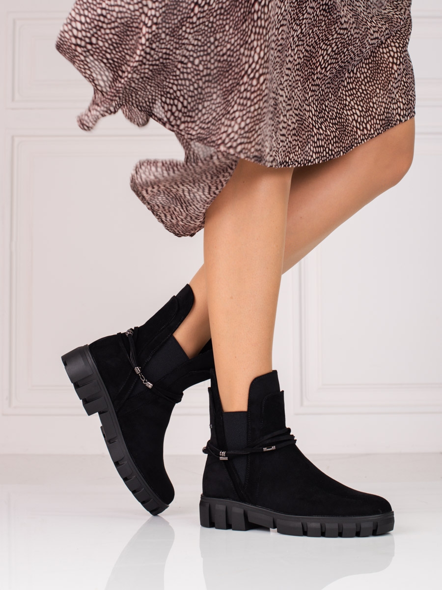Levně Trendy dámské černé kotníčkové boty na plochém podpatku