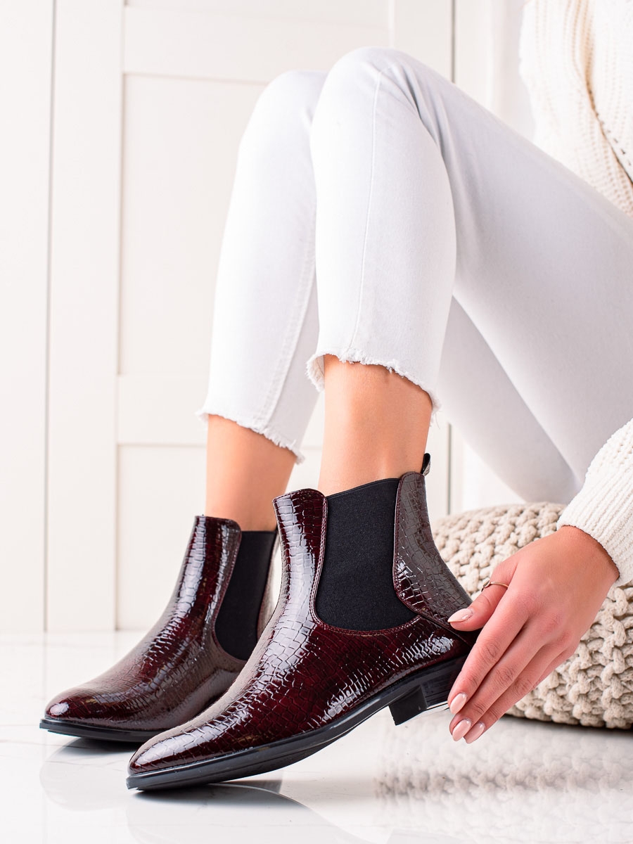 Trendy dámské  kotníčkové boty červené na plochém podpatku