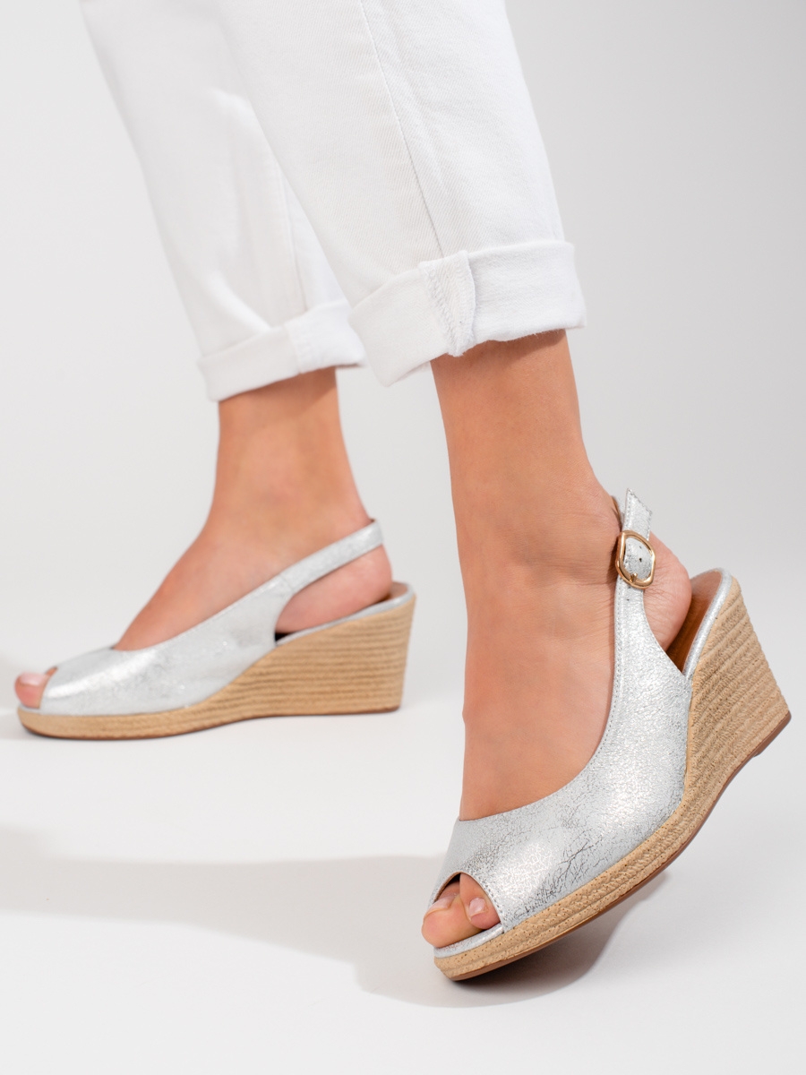 Výborné  sandály dámské stříbrné  na klínku