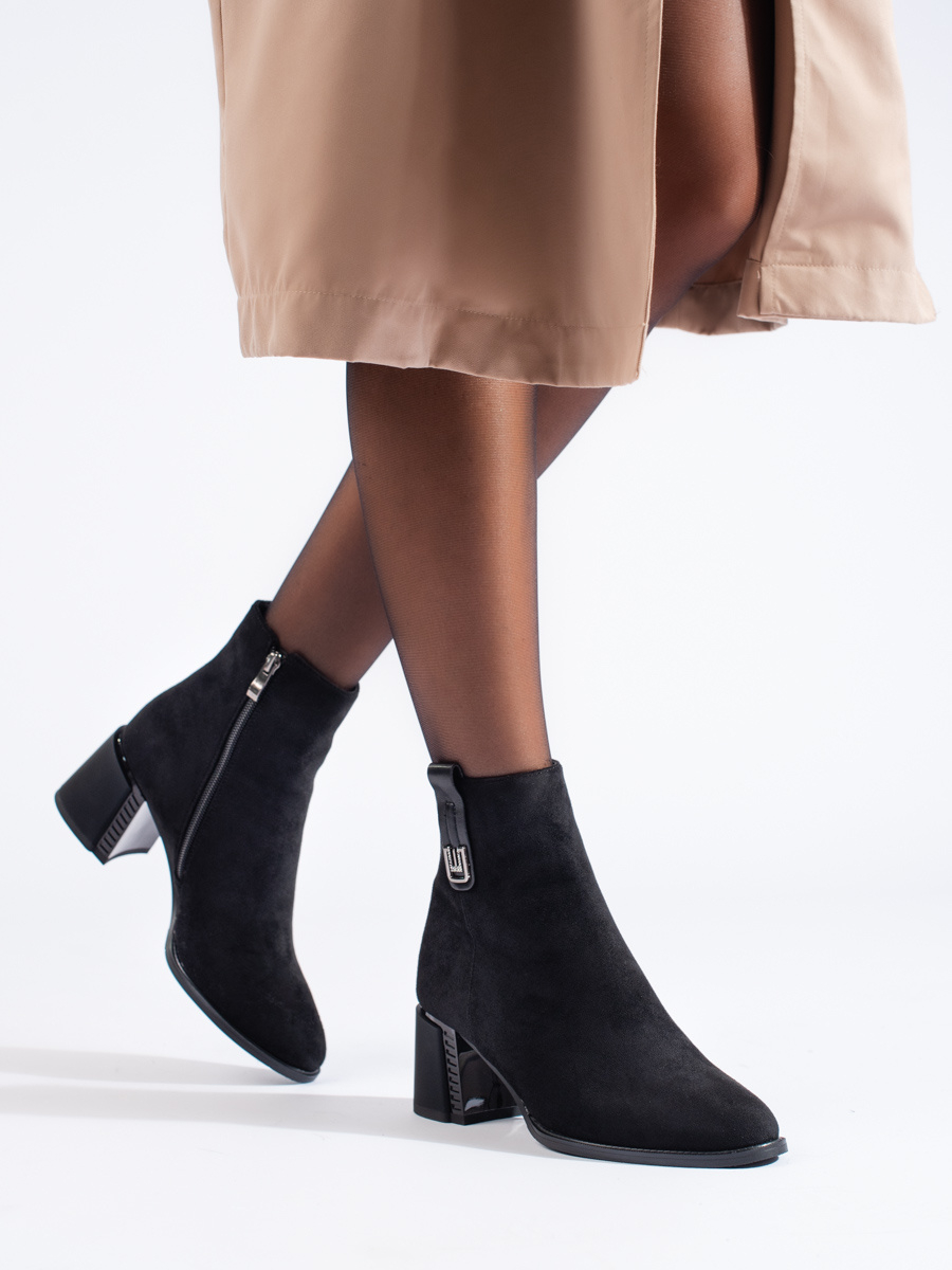 Levně Zajímavé černé dámské kotníčkové boty na širokém podpatku